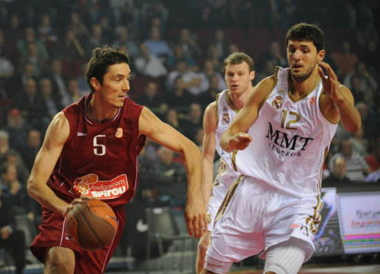 NBA球队战术解析：雄鹿防守策略调整,（雄鹿防守变阵：NBA战术深度解读）