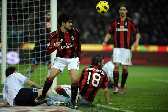 英超焦点战：纽卡斯尔联VS伯恩利 赛前全方位解析与比分前瞻（英超重磅对决：纽卡斯尔联vs伯恩利 赛前深度解读与比分预测）