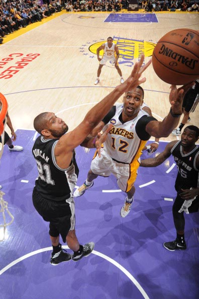 太阳报：萨拉赫今天驾驶劳斯莱斯离开训练基地，面无表情（太阳报：萨拉赫今日开劳斯莱斯驶离训练基地，表情冷峻）