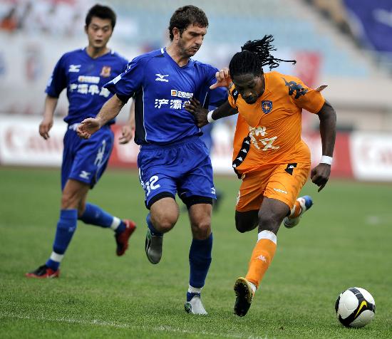 C罗和梅西的真实关系，刷新了球迷的认知（C罗与梅西的关系真相，颠覆球迷想象）