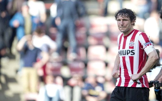 球迷们拭目 球迷们拭目